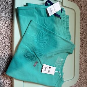 NWT figs surgical green set